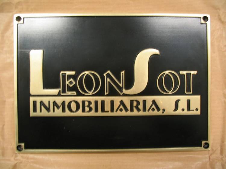 R&oacute;tulo cartel Lat&oacute;n 10 mm. alto relieve Leonsot Inmobiliaria Sevilla