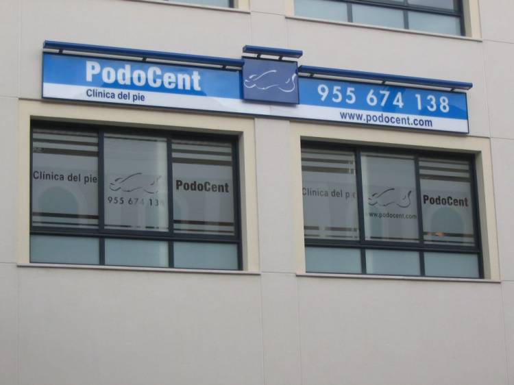 R&oacute;tulo cartel luminoso Luminaria. Cl&iacute;nica Podocent Dos Hermanas Sevilla