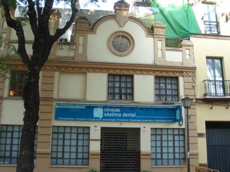 R&oacute;tulo cartel luminoso Luminaria. Cl&iacute;nicas S&eacute;ptima Dental Gaspar Alonso Sevilla