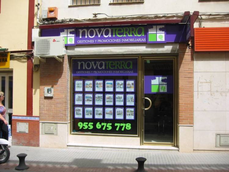 R&oacute;tulo cartel luminoso Luminaria . Inmobiliaria Novaterra Dos Hermanas Sevilla