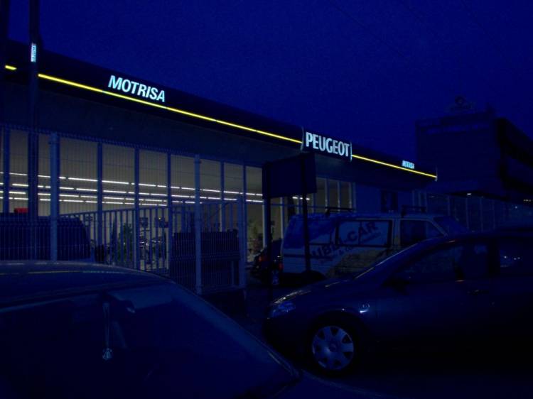 R&oacute;tulo cartel luminoso Peugeot Motrisa Sevilla. Reparaci&oacute;n, reconstrucci&oacute;n y limpieza