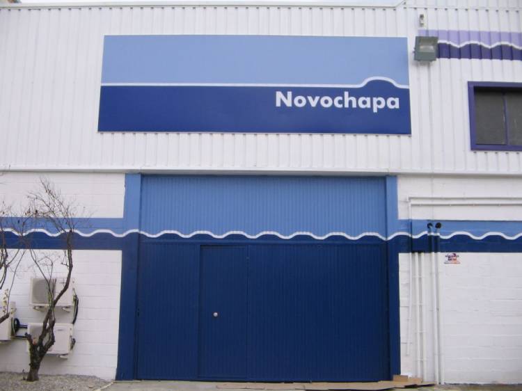 R&oacute;tulo cartel rotulado. Policarbonato de 6x2 mts. Novochapa Dos Hermanas Sevilla