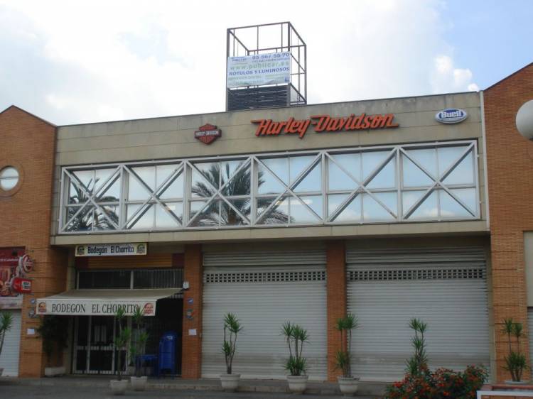 Rótulo Cubo Totem con cajas luminosas y lona tensada. Harley Dadvison Sevilla