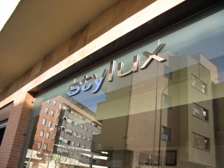 R&oacute;tulo letras corp&oacute;reas en acero inoxidable + PVC . Stylux Sevilla
