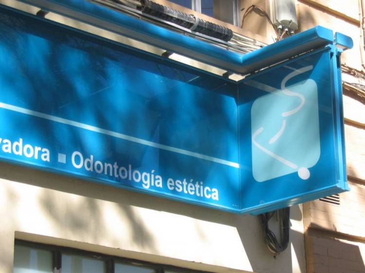 R&oacute;tulo luminoso Banderola. Cl&iacute;nica S&eacute;ptima Dental Gaspar Alonso