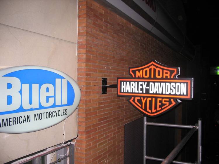 R&oacute;tulo luminoso, Banderola Harley Davidson y Buell Sevilla