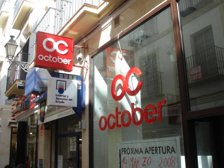 R&oacute;tulo luminoso Banderola. OC October Antequera