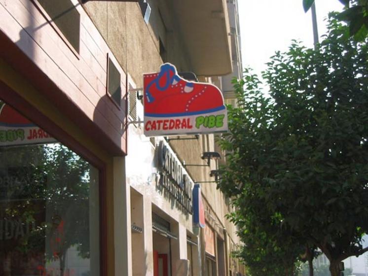 R&oacute;tulo luminoso, Banderola de Pibe Sevilla