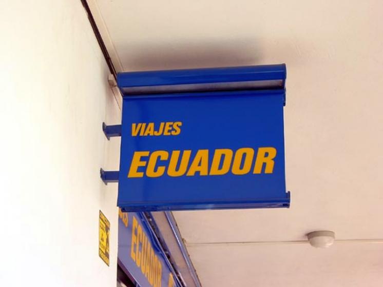 R&oacute;tulo luminoso, Banderola de Viajes Ecuador Dos Hermanas Sevilla