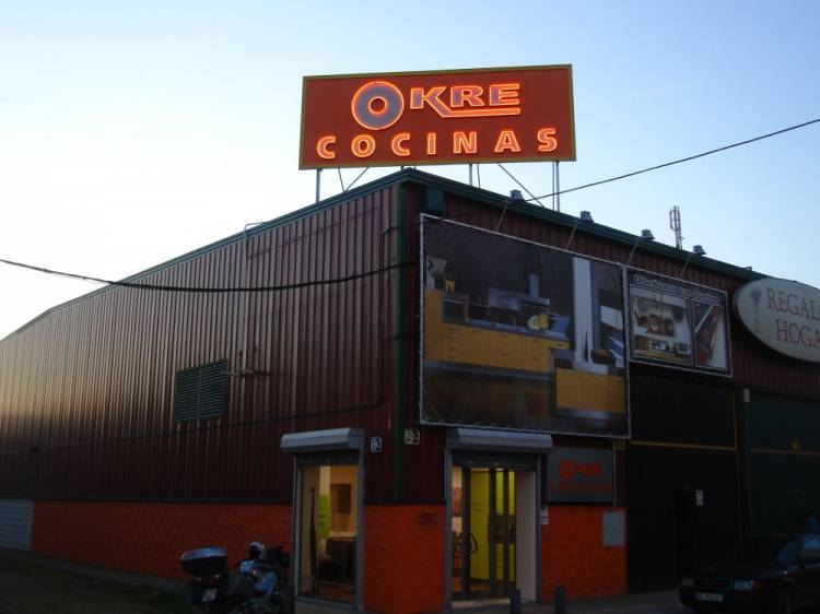 R&oacute;tulo luminoso con letras corp&oacute;reas en acero con n&eacute;on. Okre Cocinas  el Manch&oacute;n Sevilla