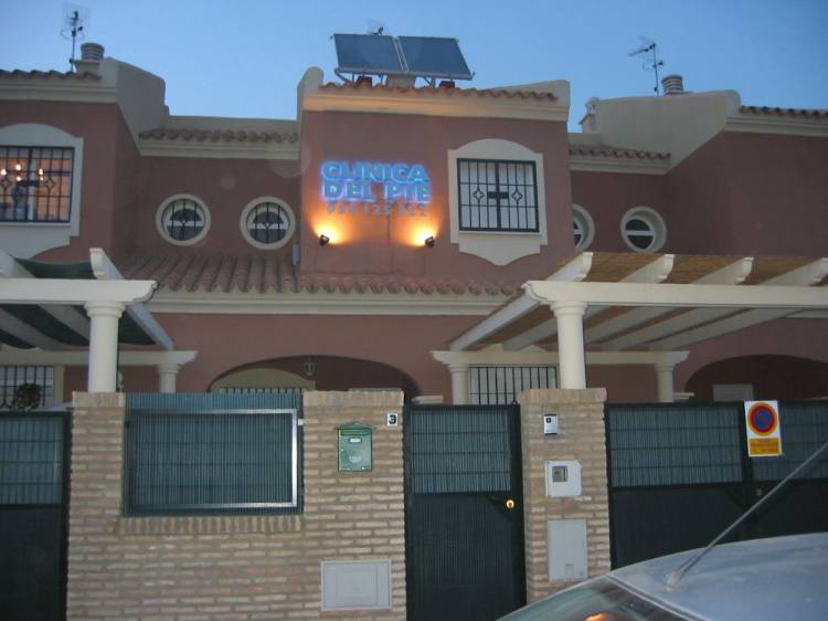 R&oacute;tulo luminoso con letras corp&oacute;reas en acero inoxidable con led. Clinica del pie Montequinto