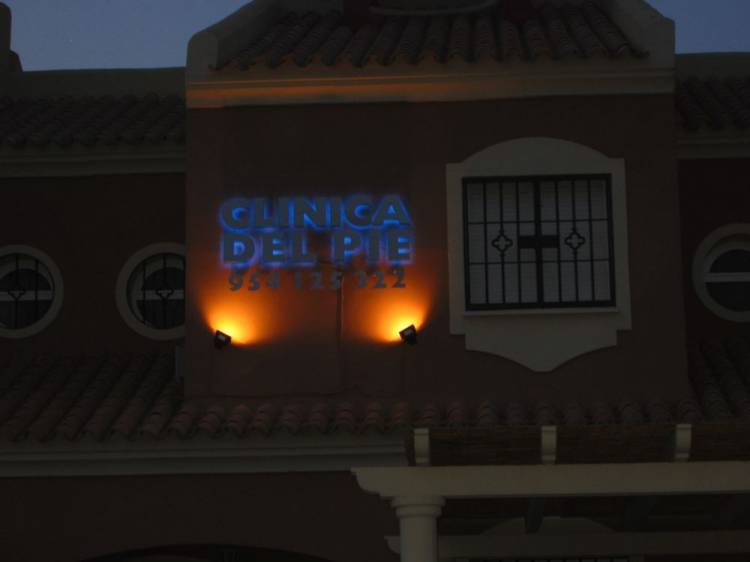 R&oacute;tulo luminoso con letras corp&oacute;reas en acero inoxidable con led. Clinica del pie ( de noche ) Montequinto