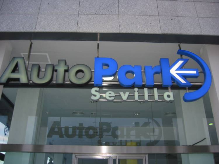 R&oacute;tulo luminoso con letras corp&oacute;reas en acero inoxidable con ne&oacute;n. Sevilla