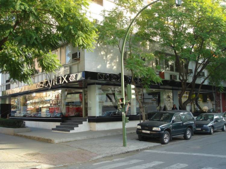 R&oacute;tulo luminoso con letras corp&oacute;reas de Acero + ne&oacute;n. Stylux Nervi&oacute;n Sevilla