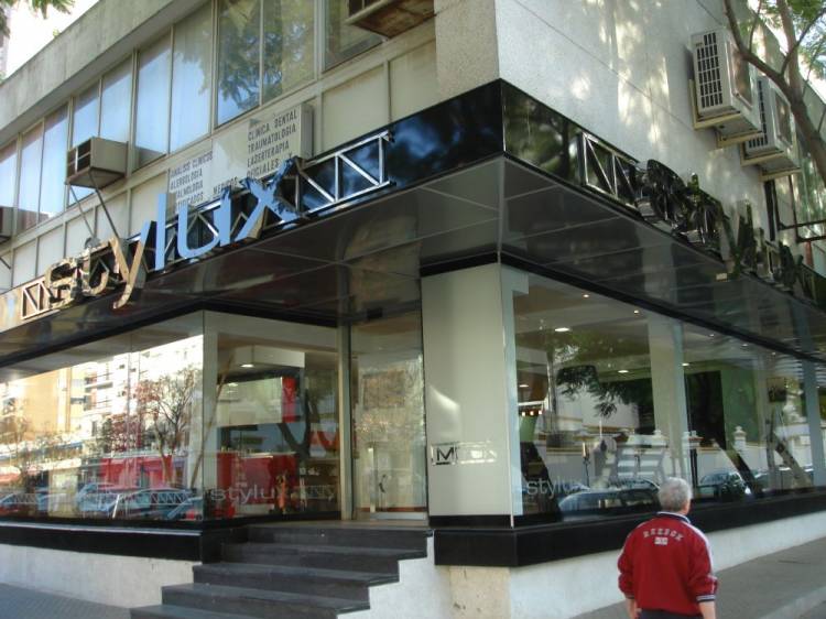 R&oacute;tulo luminoso con letras corp&oacute;reas de Acero + ne&oacute;n. Stylux Nervi&oacute;n Sevilla