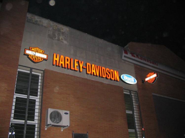 R&oacute;tulo luminoso con letras corp&oacute;reas con ne&oacute;n. Harley Davidson Sevilla