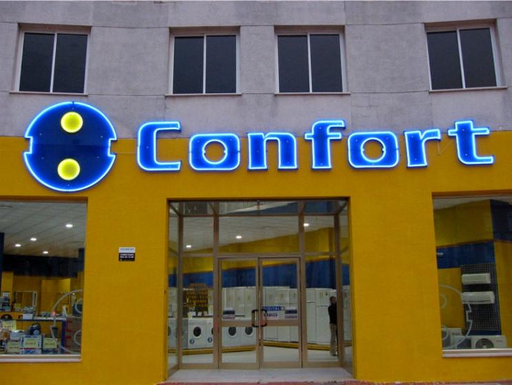 R&oacute;tulo luminoso en letras corp&oacute;reas con ne&oacute;n. Fachada de Confort Dos Hermanas Sevilla