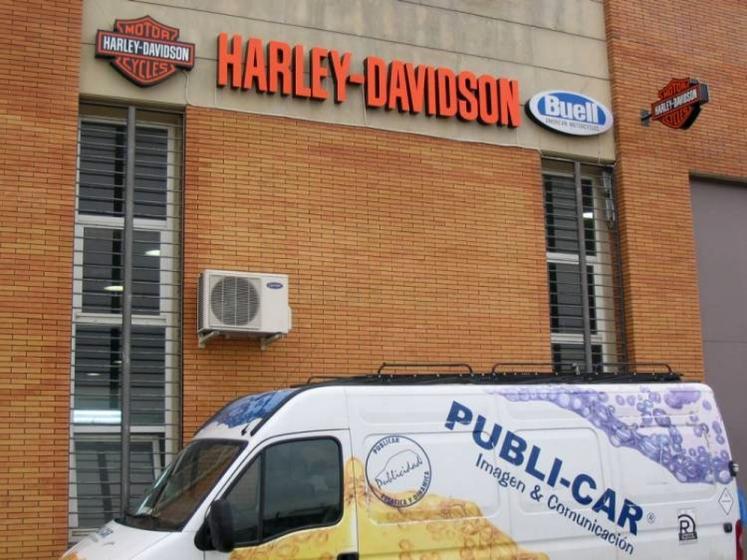 R&oacute;tulo luminoso en letras corp&oacute;reas con ne&oacute;n. Harley Davidson Sevilla