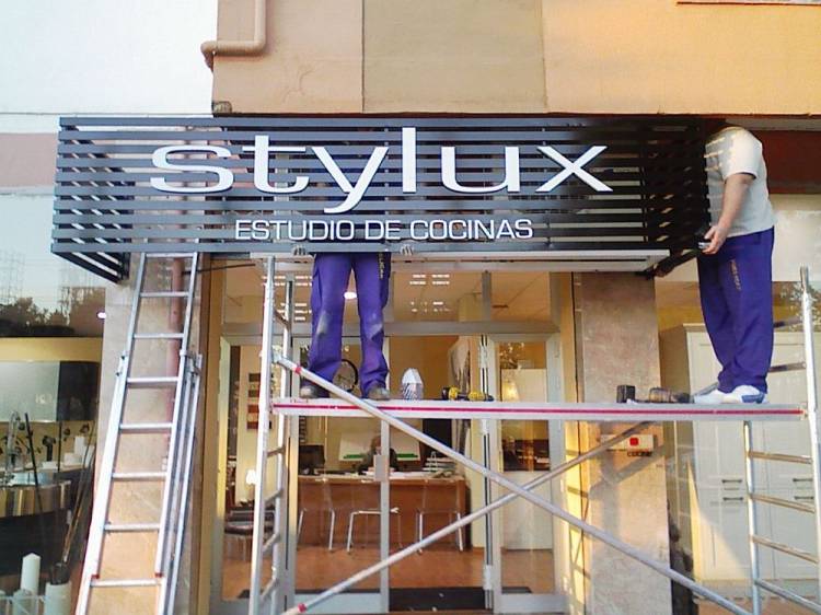 R&oacute;tulo PVC + frente de acero y mayorquina Stylux Los Remedios Sevilla