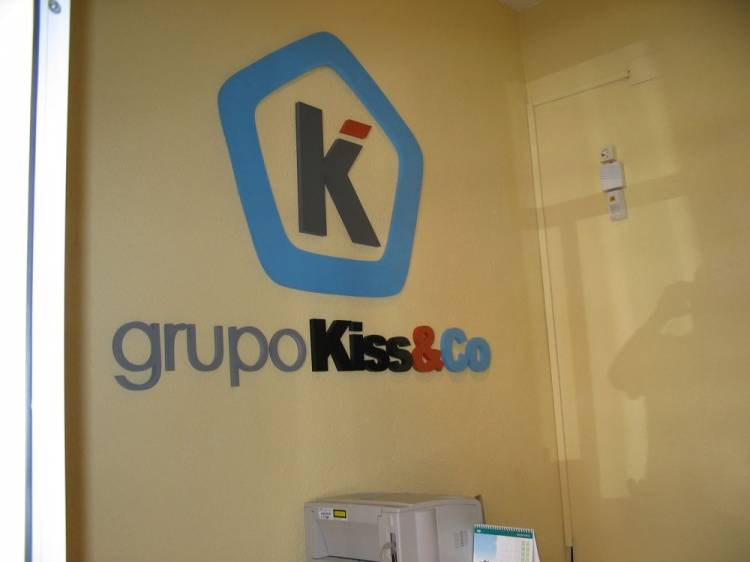 R&oacute;tulo Pvc de 19 mm pintado Grupo Kiss&co Dos Hermanas Sevilla