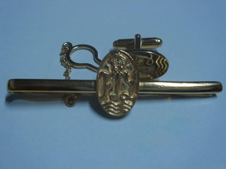 Set de gemelo y pisacorbata en Plata de ley. Regalos de protocolo en Sevilla