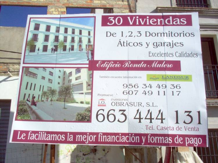 Valla publicitaria o cartelera, así como cartel de obra  panelable y rotulada con vinilo. Valla 4x3 Sevilla