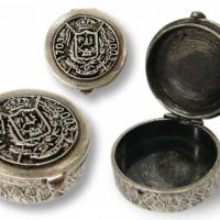 Pastillero en plata de ley con tapa personalizada. Regalo de protocolo Regimiento de Caballer&iacute;a Sagunto 7 
