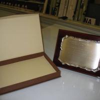 Placa conmemorativa en plata de Ley. Regalos de protocolo en Sevilla