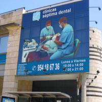 Rotulación de vinilos de corte. Clínica Séptima dental Sevilla. Rotulación del frente de fachada 