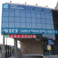 Rotulación de vinilos de corte. Clínica Séptima dental Sevilla. Rotulación del frente de fachada 