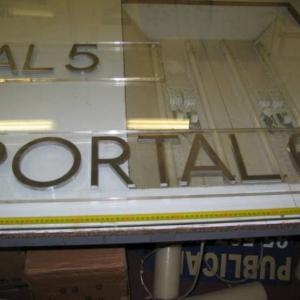 Rótulo cartel Aluminio fundido sobre placa metacrilato 8 mm. Edf El Mero Arenal 2000 Manilva Málaga