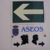 Rótulo cartel Aseos acompañada de evacuación Fuerza Terrestre Sevilla