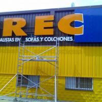 Rótulo cartel Ireca El Manchón Sevilla. Texto letras en aluminio recortado