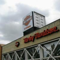 Rótulo Cubo Totem con cajas luminosas y lona tensada. Harley Dadvison Sevilla