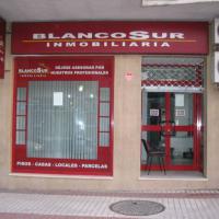 Blanco sur inmobiliaria. Rotulación de vinilos en Sevilla