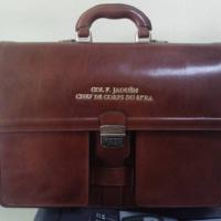 Cartera malet&iacute;n de piel de Ubrique grabada. Miembro del Eurocuerpo.