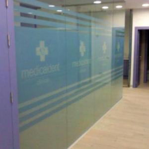 Clínicas Medicaldent José Laguillo. Rotulación de vinilos al ácido