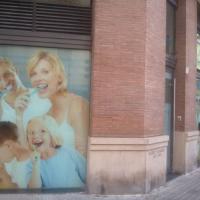 Clínicas Medicaldent C/ Mallorca Barcelona.  Rotulación de vinilos en impresión digital y al ácido