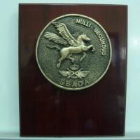 Metopa en madera y anagrama o escudo fundici&oacute;n . Metopa Seada Sevilla