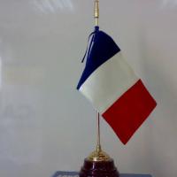 Mini Bandera de sobremesa en tela de raso y bordada de Francia. Sevilla