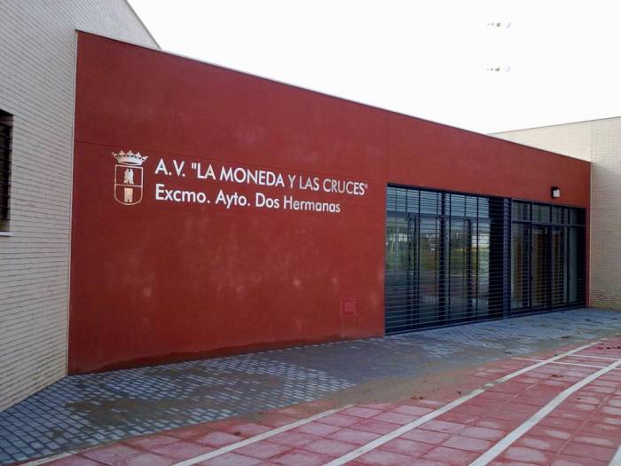 Asociaci&oacute;n La Moneda Dos Hermanas Sevilla, r&oacute;tulo acero inox recortado