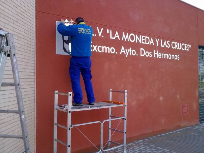 Asociaci&oacute;n La Moneda Dos Hermanas Sevilla, R&oacute;tulo acero inox recortado