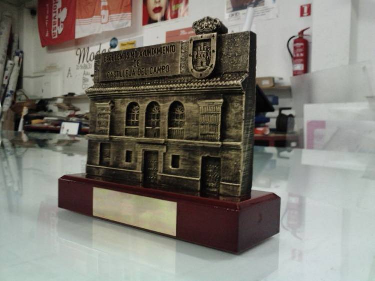 Ayuntamiento de Castilleja del Campo. Metopa en madera y anagrama o escudo 2 D en marmolina