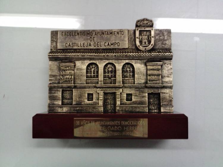 Ayuntamiento de Castilleja del Campo. Metopa en madera y anagrama o escudo 2D de marmolina