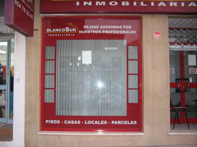 Blanco sur inmobiliaria. Rotulaci&oacute;n de vinilos en Sevilla