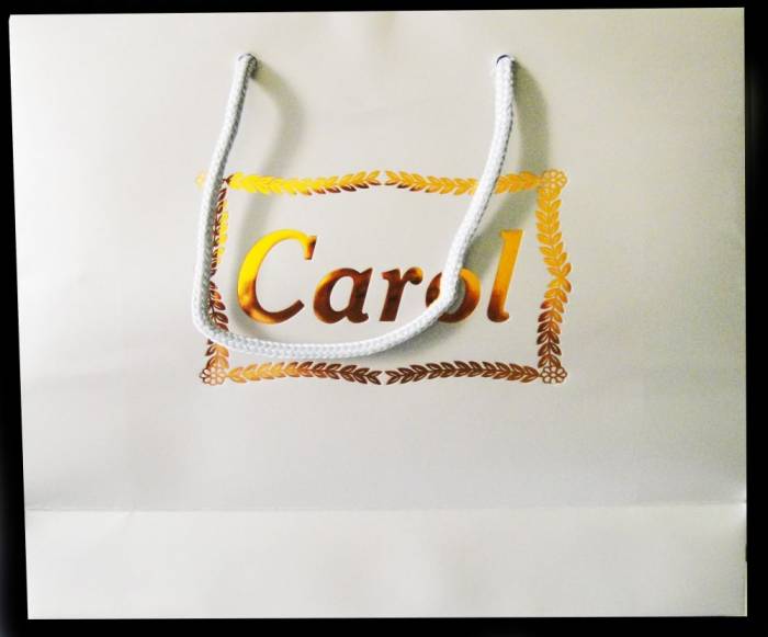 Bolsa plastificada con refuerzos y asa de cordón.