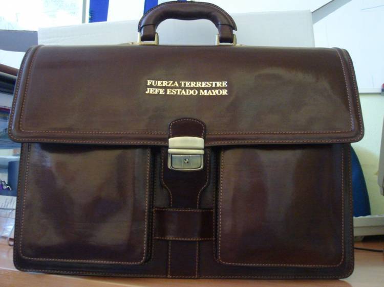Cartera malet&iacute;n de piel de Ubrique grabada. General de Estado Mayor del Cuartel General de Fuerza Terrestre Futer Sevilla