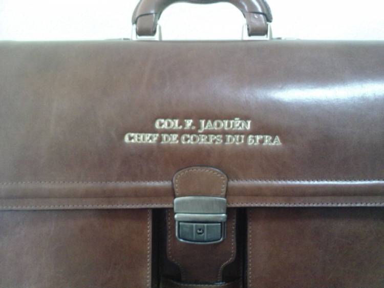 Cartera malet&iacute;n de piel de Ubrique grabada. Miembro del Eurocuerpo.