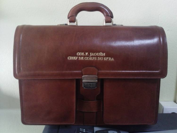 Cartera malet&iacute;n de piel de Ubrique grabada. Miembro del Eurocuerpo.