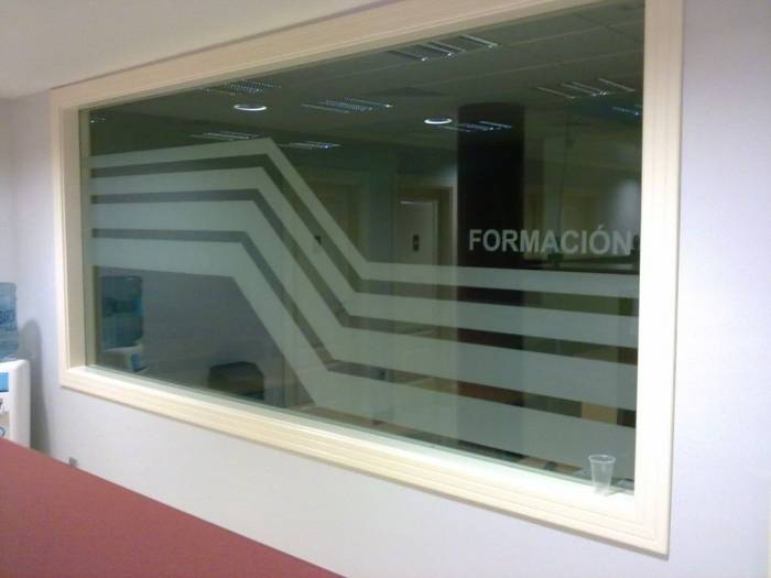 Centro de Formación Dos Hermanas.  Rotulación de vinilos en impresión digital en Sevilla